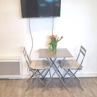 Cosy Dans Avec Piscine Proche De La Daire